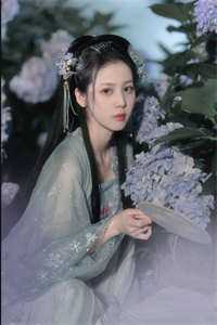 回首不见他