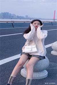 被闺蜜投喂后，校草他失控咬人了