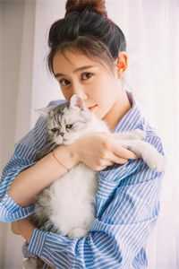 订婚那天，她守在另一个男人床边
