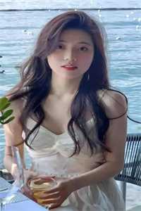 未婚妻把捡瓶子的父亲吊在摩天轮上后，悔疯了